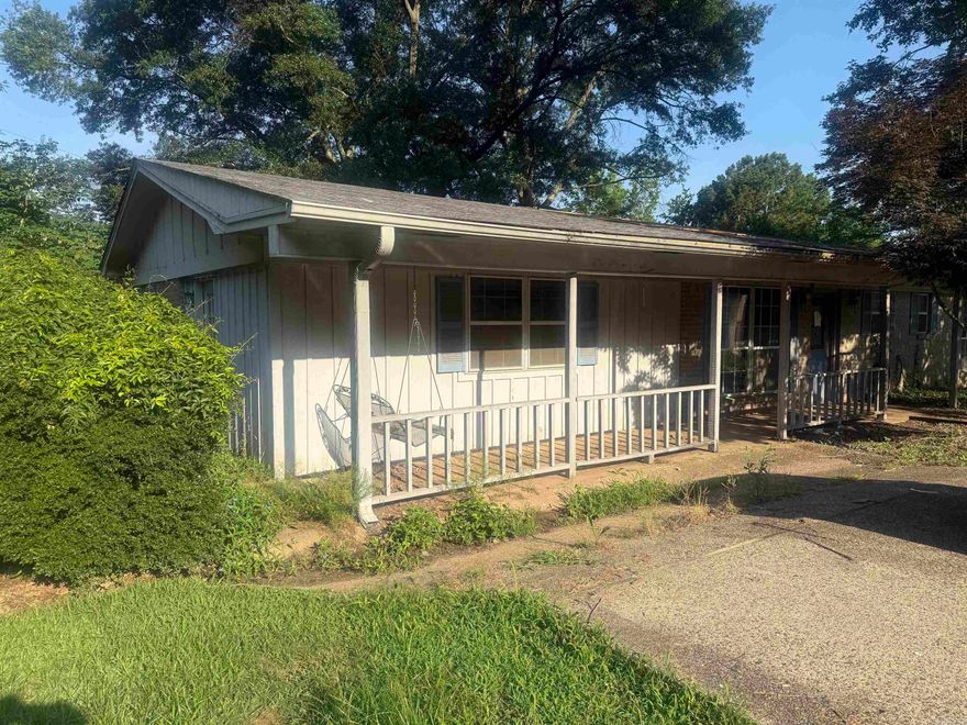 Fixer Upper waiting on the right person to make it a home to be proud of! 3 bed/2 bath home is proximity to all the amenities Hot Springs has to offer. Call today to check it out and make an offer!
