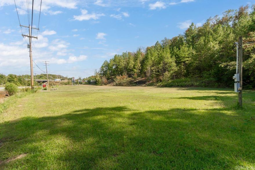 Great location! Commercial property with 445' highway frontage, High traffic area I-40 Visibility. This commercial land for sale has quick access to I-40 on exit 124 and 125 this makes this property prime for retail or office development an excellent opportunity for investors and businesses alike. Close to Residential area and other commercial shopping centers, banks and restaurants.