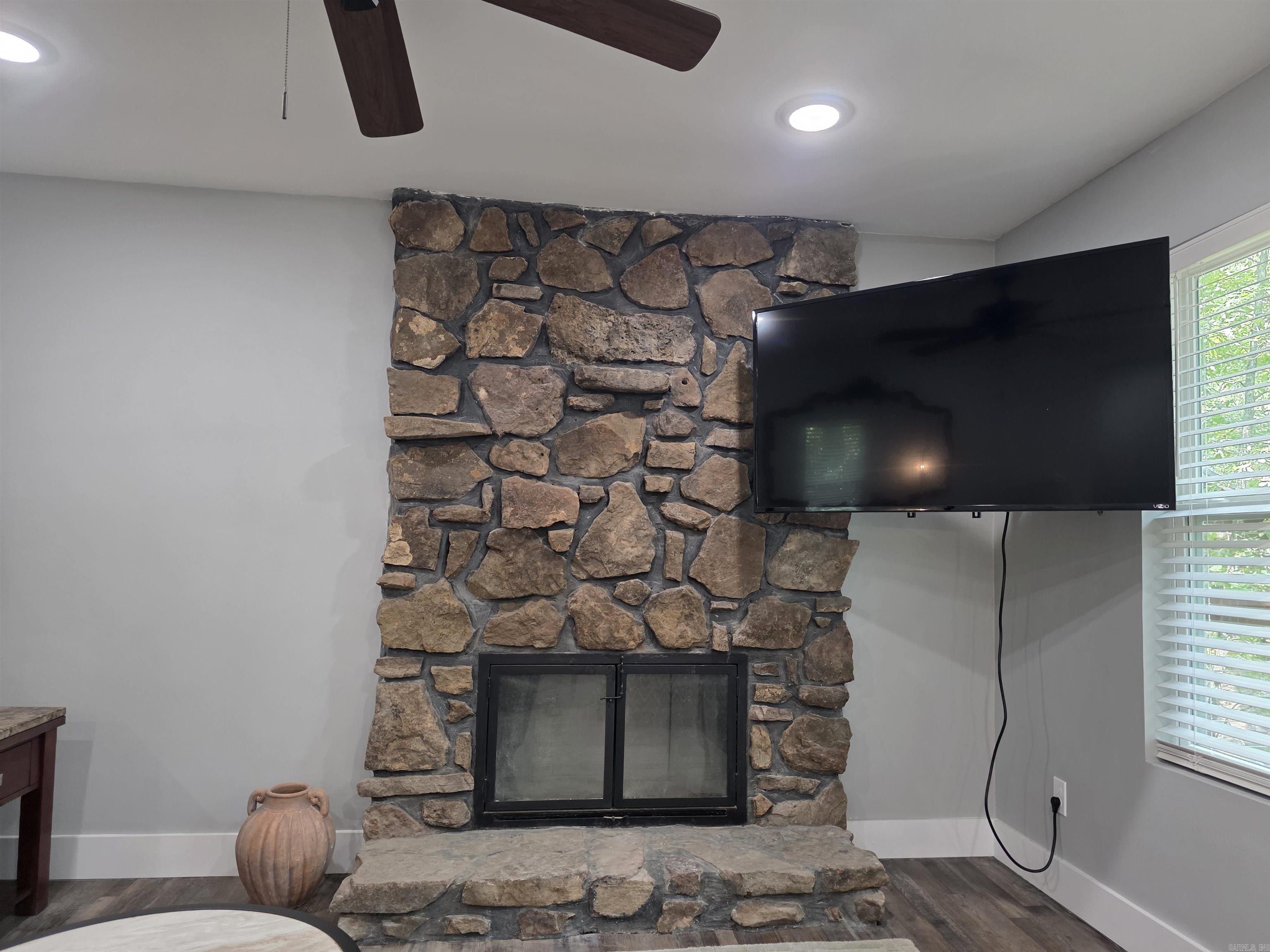 TWIN COVE ESTATES - LAKE - Residential