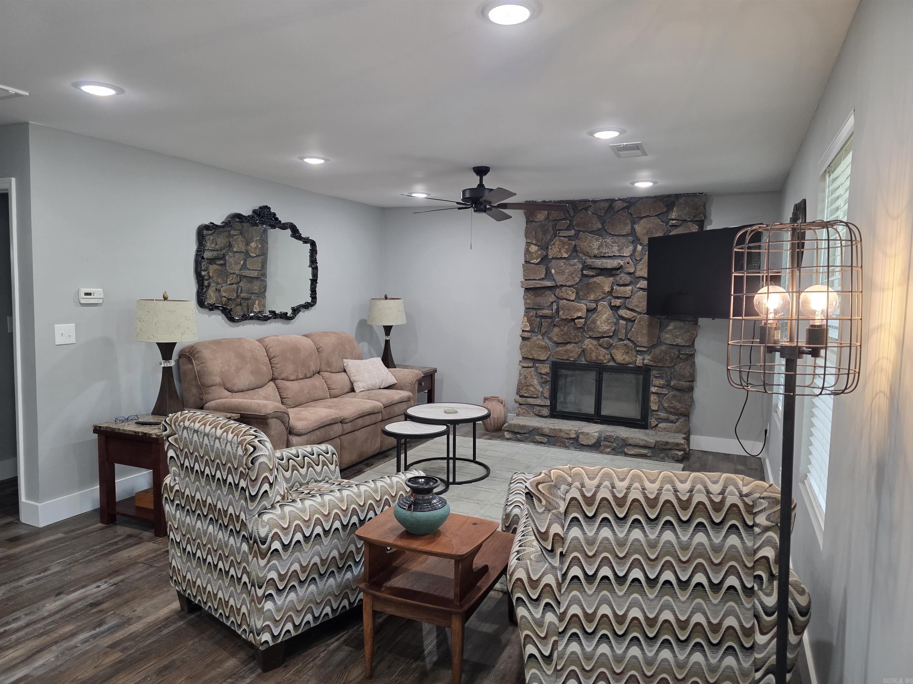 TWIN COVE ESTATES - LAKE - Residential