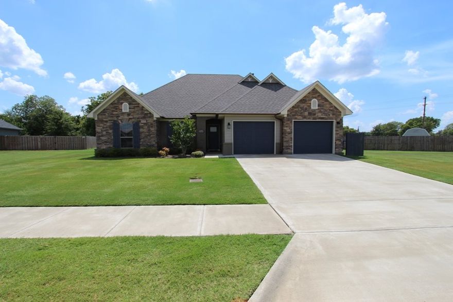 Must see!  Beautiful home on large lot.  Home owner's dues take care of mowing and flower beds.  Spacious patio with big backyard.