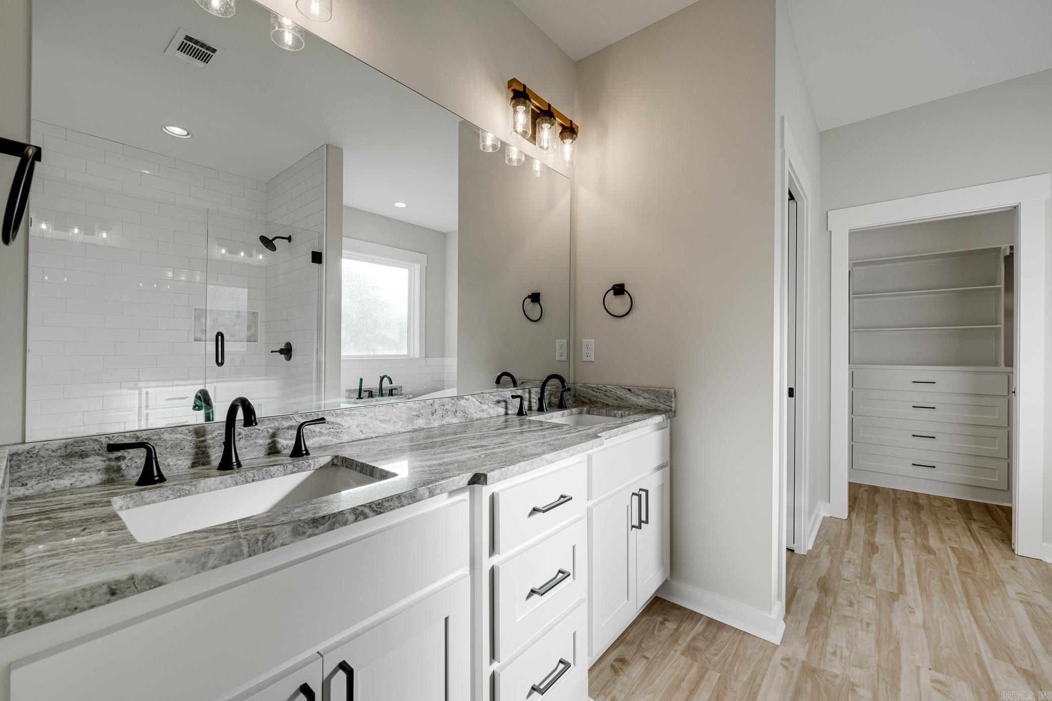 IVY PLACE - Residential