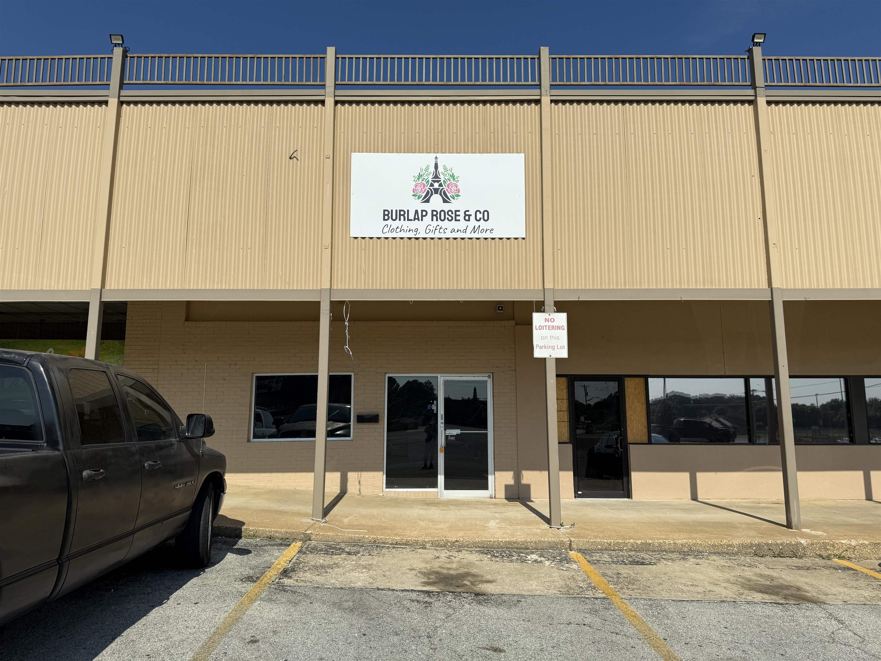 Office retail space for lease C1 zoning and restricted tenant space, central location between taco rio and george's OMG restaurants, over 1000 sf. space available in Pargaould Plaza, one bath, storage area, break area, main retail open space and glass windows, cam taxes and ins are separate from base rent and paid based on your pro-rata share of sf in the plaza