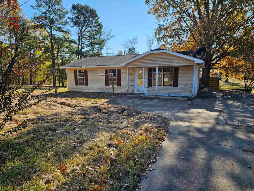 Located just off 365 in Mayflower. One of the fast growing cities just outside of Little Rock. This home sits on a half acre lot on a dead end street and has a large shop included. Sold as is. Agents see confidential remarks.