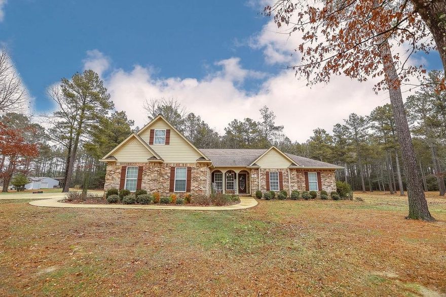 Beautiful move in home on 2.98 acres.  3 bedrooms, 2.5 baths with an office.  Bonus room available from inside could easily be converted to bedroom, move, theater, etc.