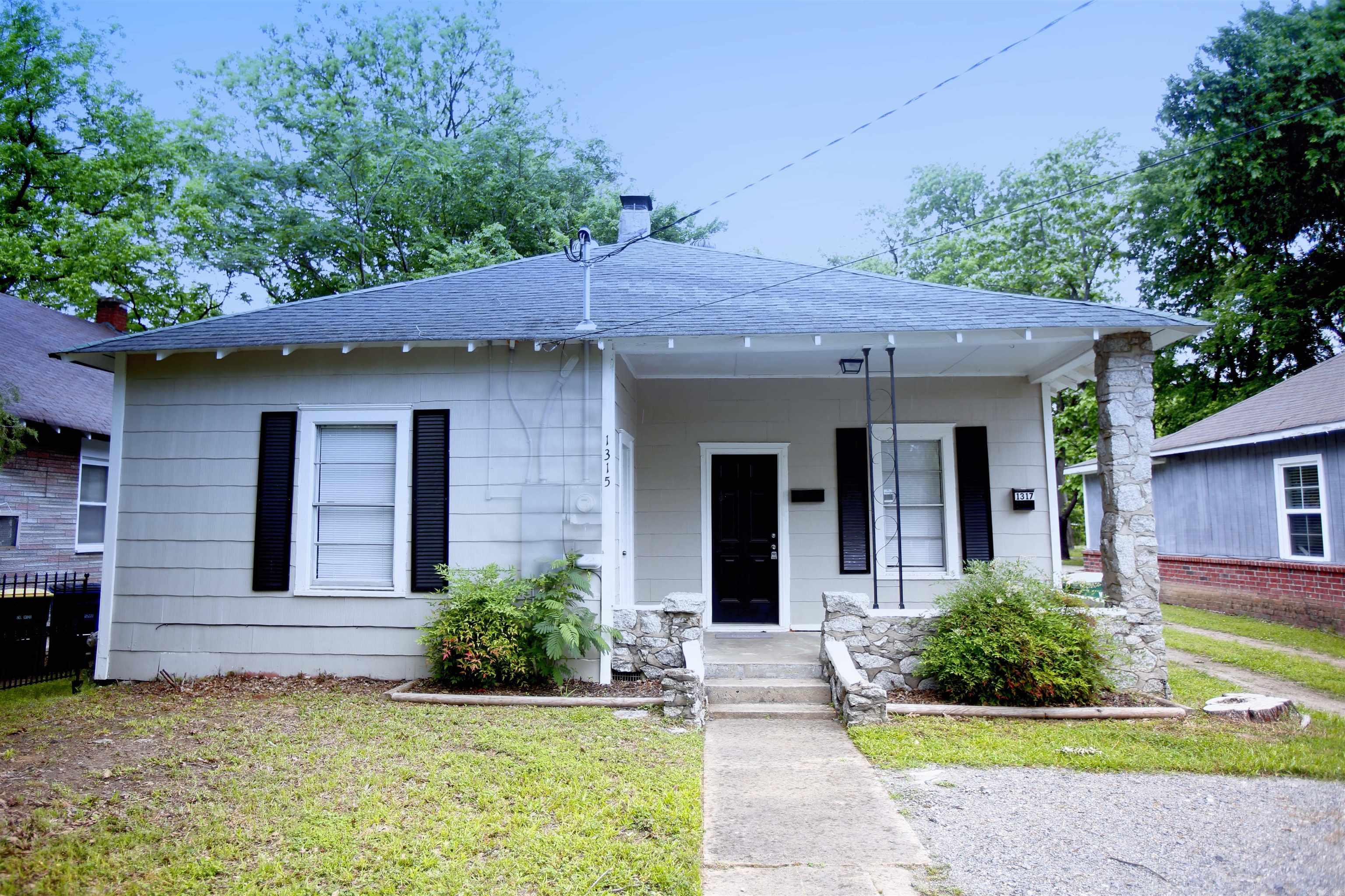 MOVE IN SPECIAL! FREE FIRST MONTHāS RENT AND A FREE 50āā SMART TV! Cozy 3BD/1BA in North Little Rock that is waiting for you to call home. Cute covered front porch for enjoying those Arkansas days. Luxury vinyl flooring throughout most living spaces. Sleek new countertops in kitchen. Plenty of storage throughout. Lots of natural light. Close to shopping, dining and much more! This property is managed by Hoffman Team so beware of scammers - we will never ask you to Cashapp us money. The lease for this property is for 18 months to 2 years with a 3% increase after the first year. Income must be 3x the amount of rent per month unless you have a housing voucher. Deposit, first monthās rent, and the $50 administration fee due before move in.