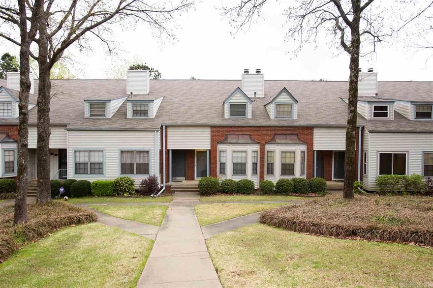 Beautiful 3bd/2ba townhouse ! Newly renovated ! Great location   Move in ready !