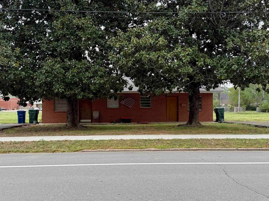 Duplex close to downtown, colleges, schools, parks and churches. Perfect for rental opportunity.