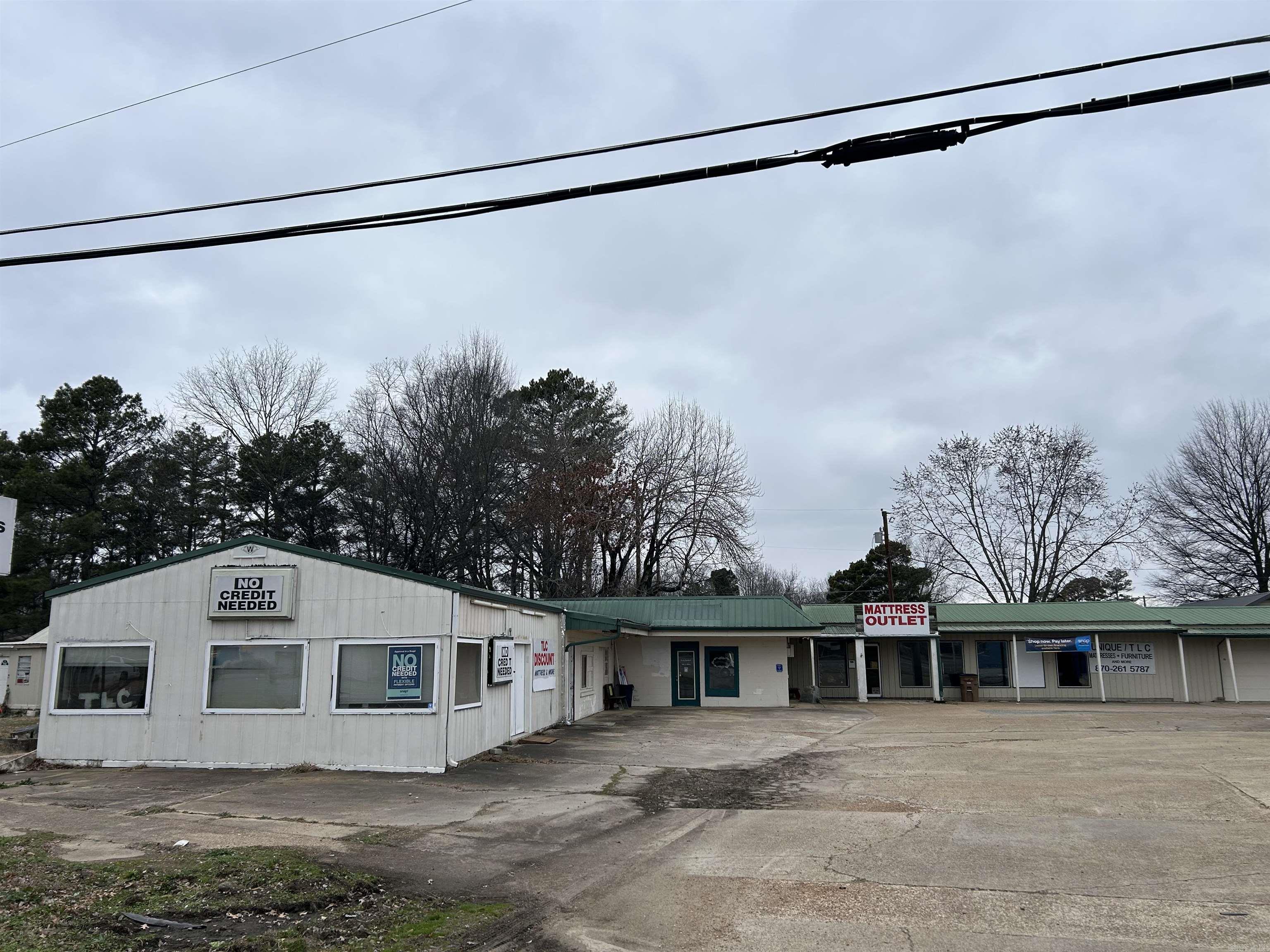 Check out this commercial building opportunity in Wynne, AR! Featuring 5,567 +/- sq ft sitting on 0.54 +/- acres, this property has great potential to be the home of your new business or gives the opportunity to expand your current business. It currently hosts a furniture store and barber shop, but could be divided further to accommodate other businesses.