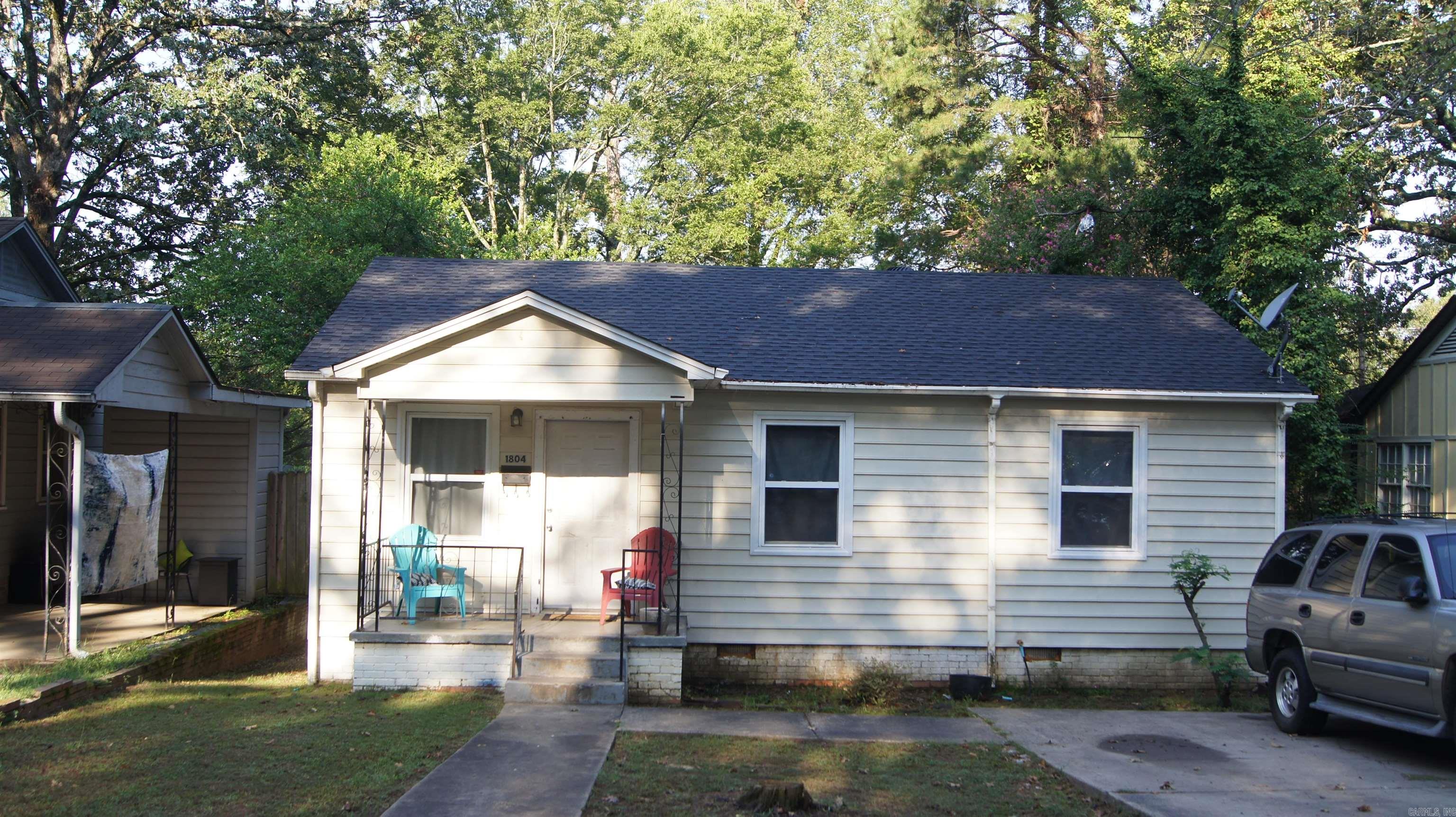 Tenant-Occupied Investment Opportunity – Batemans Subdivision, Little Rock Conveniently located near UALR, this well-maintained 3-bedroom, 1-bath home offers over 1,200 sq. ft. of comfortable living space. The property is currently tenant occupied, with renters willing to extend the lease agreement, making this an excellent turnkey investment. Features include: Spacious living and dining areas Kitchen with electric range and dishwasher Washer/dryer hookups Two-car parking pads Fenced backyard Pet-friendly rental Located in the desirable Batemans subdivision at Cherry & Cox, this property offers both stability and growth potential. Ideal for investors seeking immediate rental income in a convenient Little Rock location.