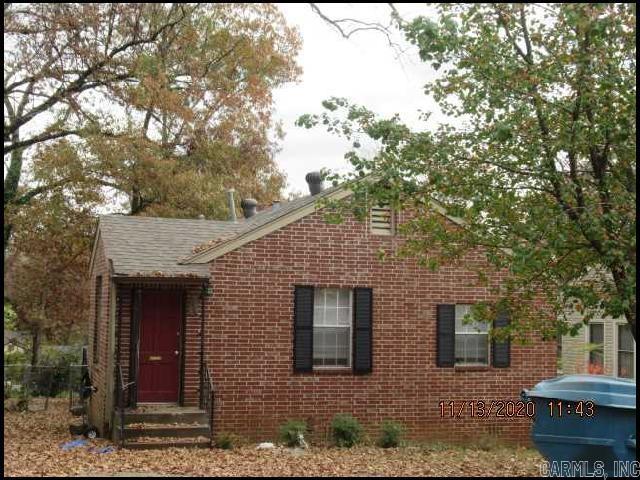 *CLOSE TO UALR* UPDATED HOME IN THE CHERRY & COX SUBDIVISION!! This 3 Bedroom And 2 Bath Home Features 1200 Sqft! Gas Range, Refrigerator, And Dishwasher Provided In Kitchen! Upgraded Sink! Fireplace In Main Living Area! Washer/Dryer Hookups! Vinyl Flooring Throughout! Central Heat And Air! PET FRIENDLY!! AVAILABLE LATE AUGUST 2025!!!
