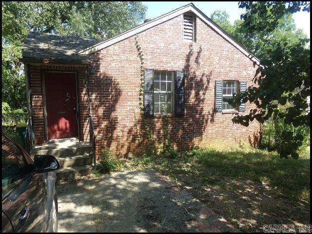 *CLOSE TO UALR* UPDATED HOME IN THE CHERRY & COX SUBDIVISION!! This 3 Bedroom And 2 Bath Home Features 1200 Sqft! Gas Range, Refrigerator, And Dishwasher Provided In Kitchen! Upgraded Sink! Fireplace In Main Living Area! Washer/Dryer Hookups! Vinyl Flooring Throughout! Central Heat And Air! PET FRIENDLY!! DIRECTIONS: From I-630 E, Take Exit 4 For Fair Park Blvd, And Turn Right. Make A Left Onto W 24th, Then Right Onto S Tyler St. Home Is On The Left! AVAILABLE NOW!!!