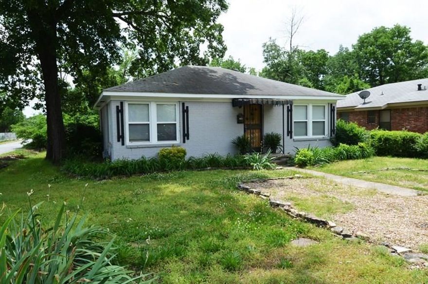 One level brick bungalow with 2/3 bedrooms, 1 bath, great room, dining room, large fenced backyard. Kitchen with gas range. Hardwoods and tile! Washer and Dryer Convey! Convenient to UAMS and Midtown!!