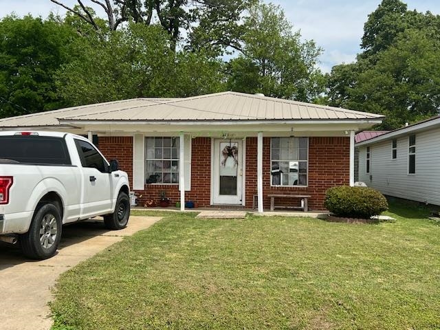 3 bedrooms 1 bathroom, conveniently located just off of Hwy 69. Investor opportunity. Currently rented for $500 potential market rent of $1325. Lease ends 7 31 /2025