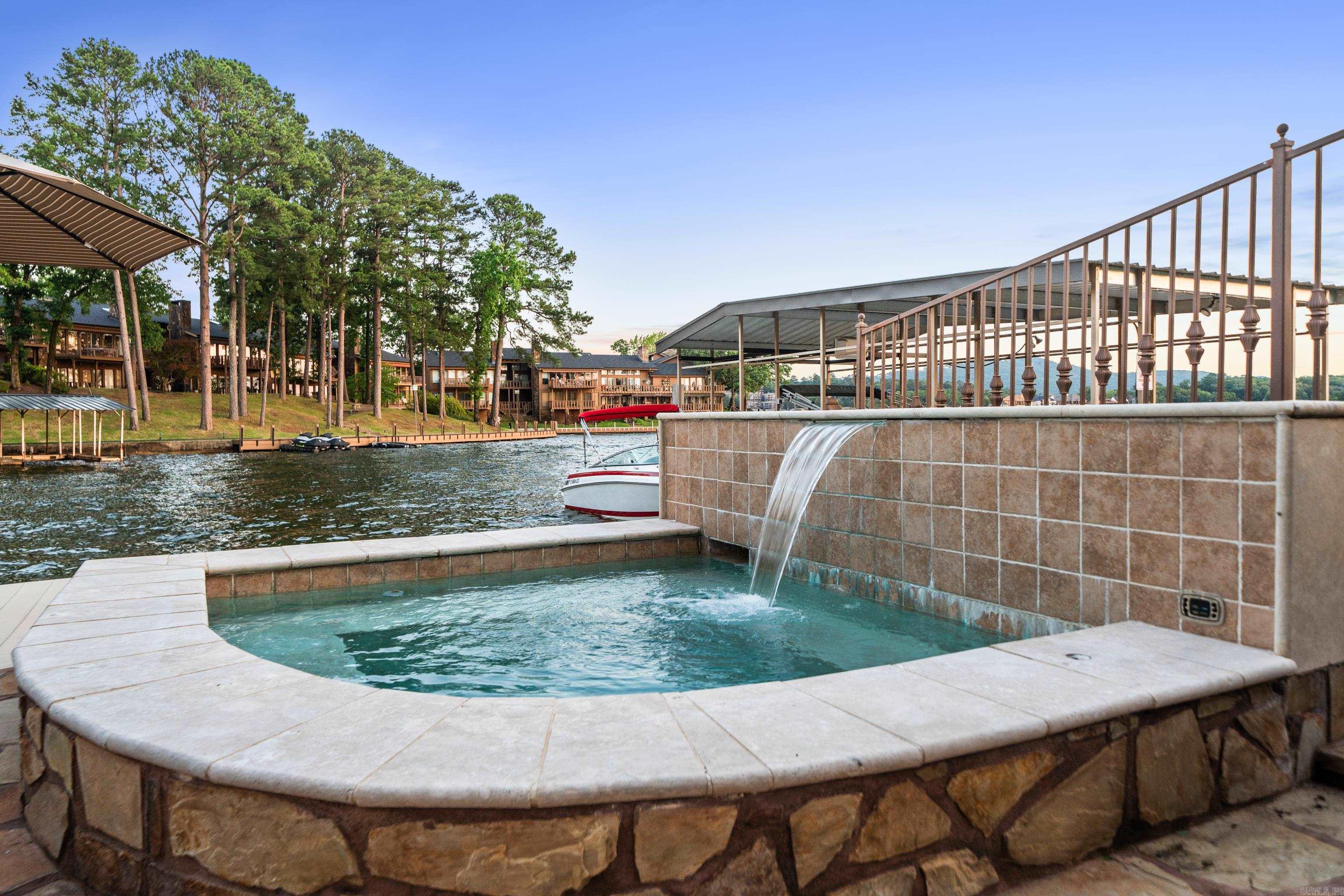 LAKEVIEW COURTS - Residential