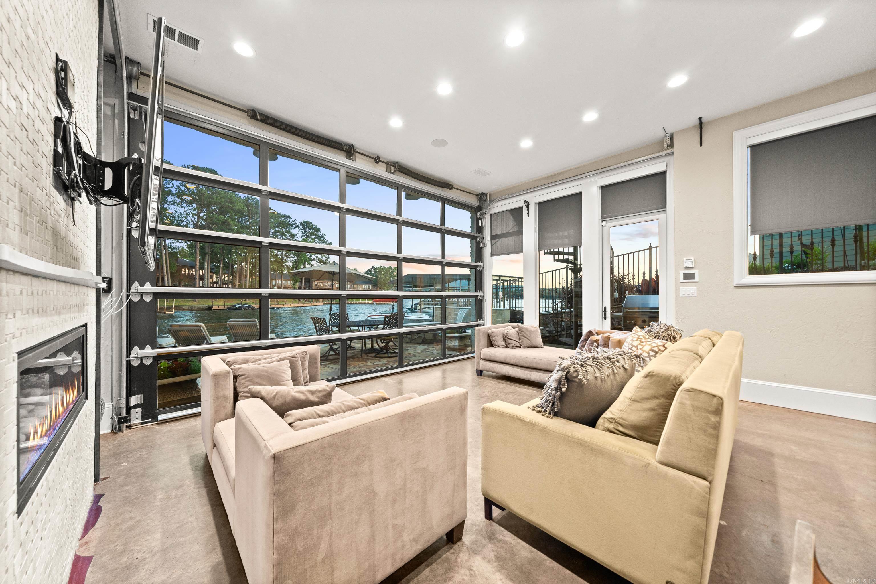 LAKEVIEW COURTS - Residential