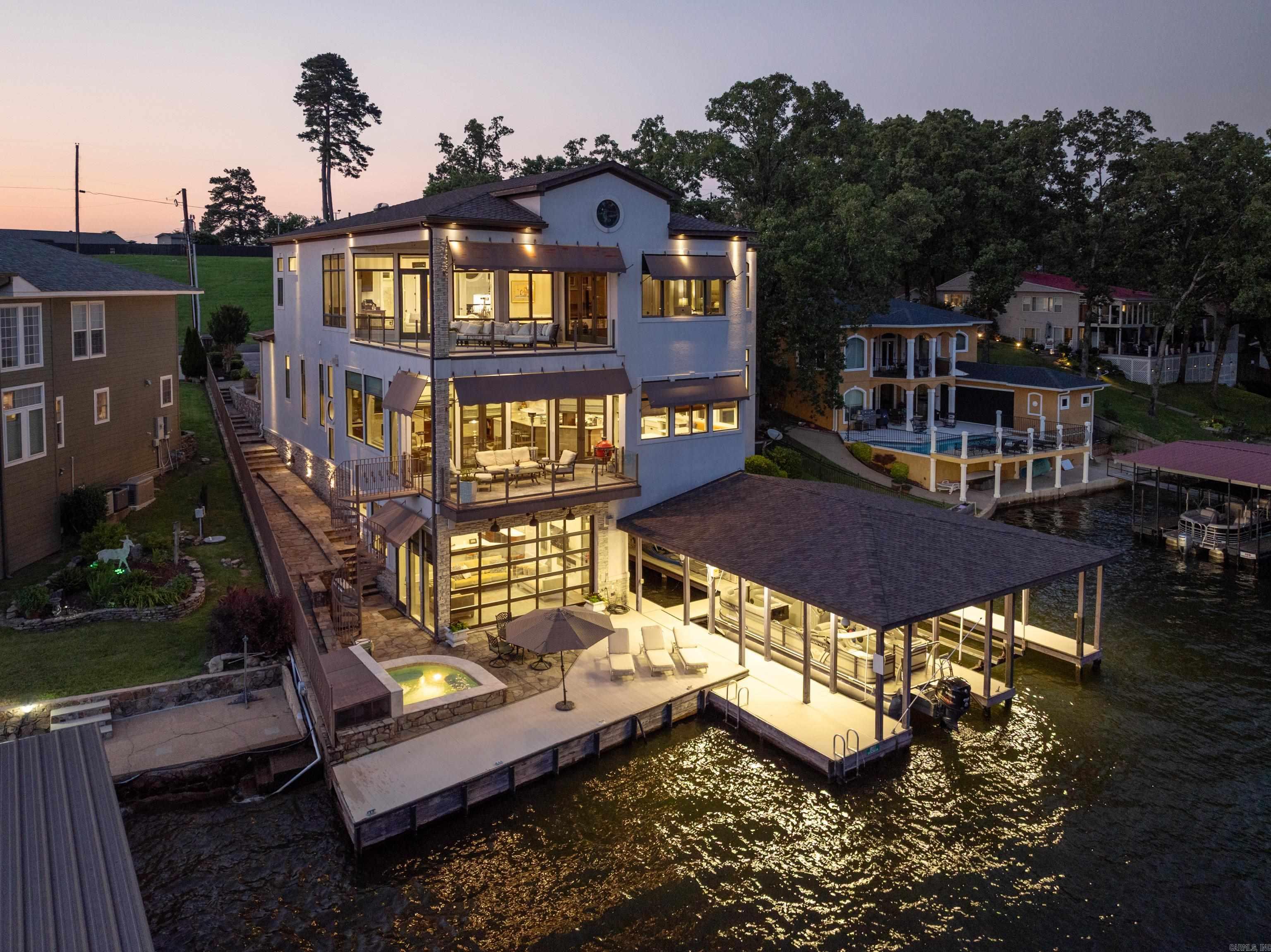 LAKEVIEW COURTS - Residential