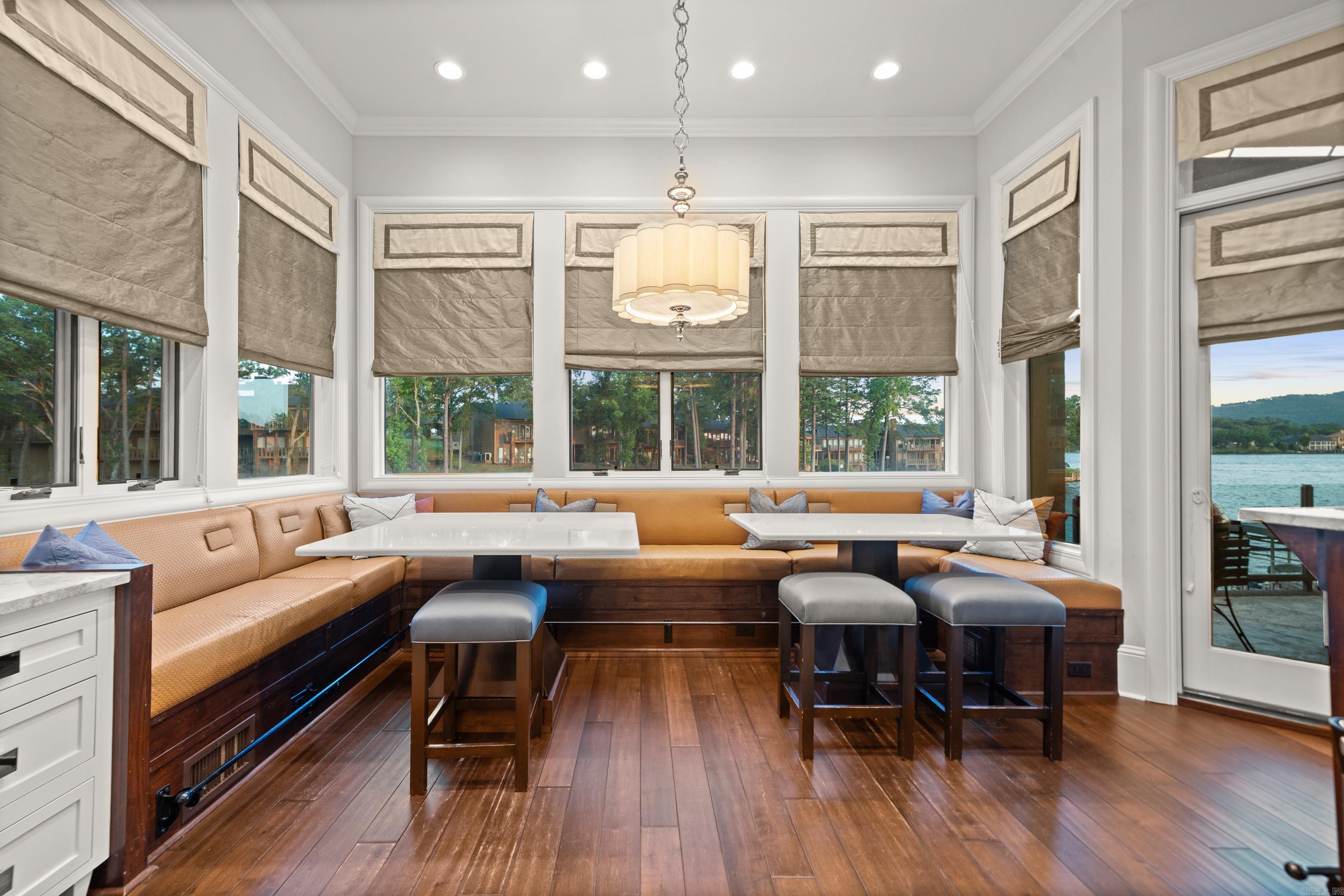 LAKEVIEW COURTS - Residential