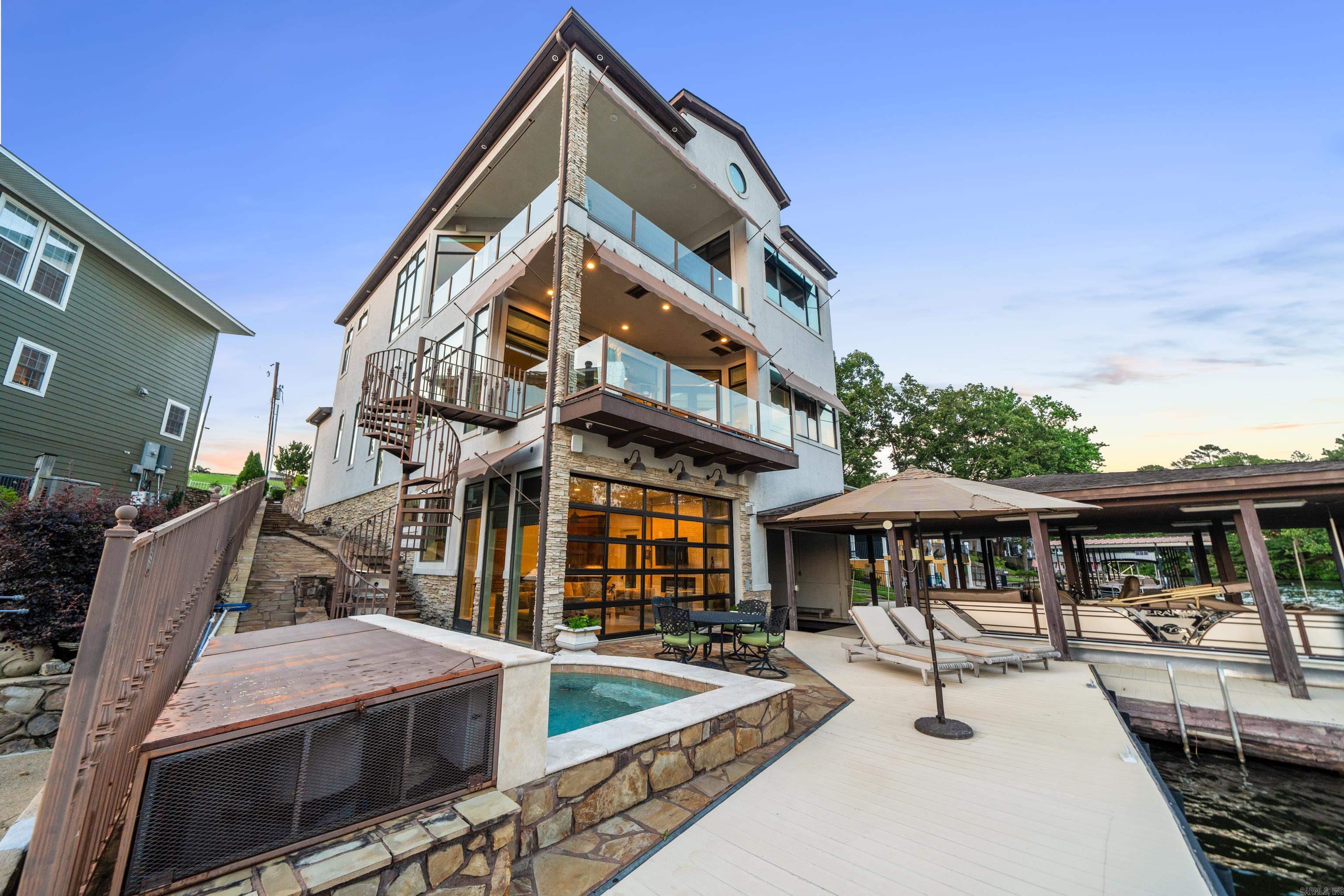 LAKEVIEW COURTS - Residential