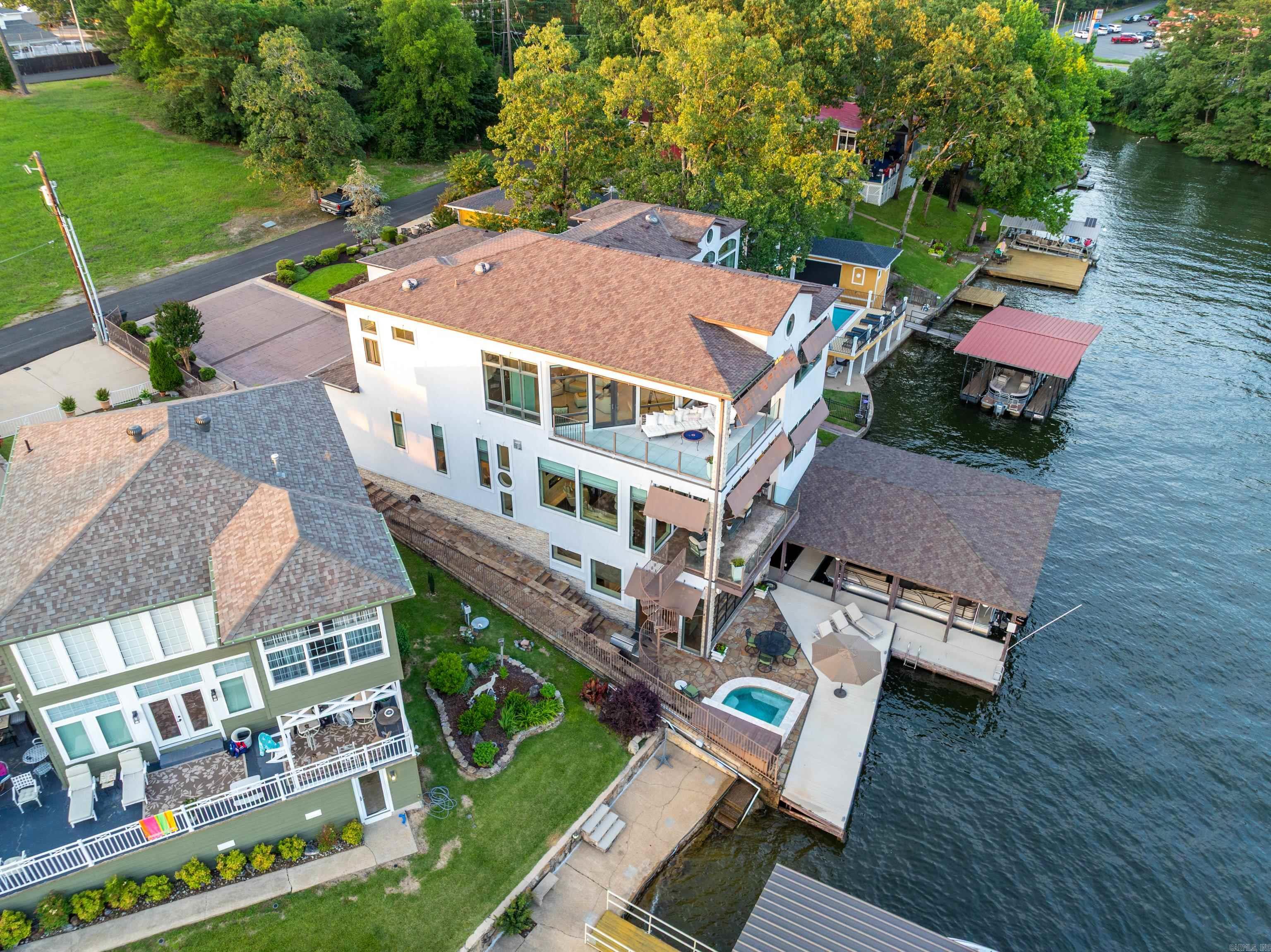 LAKEVIEW COURTS - Residential