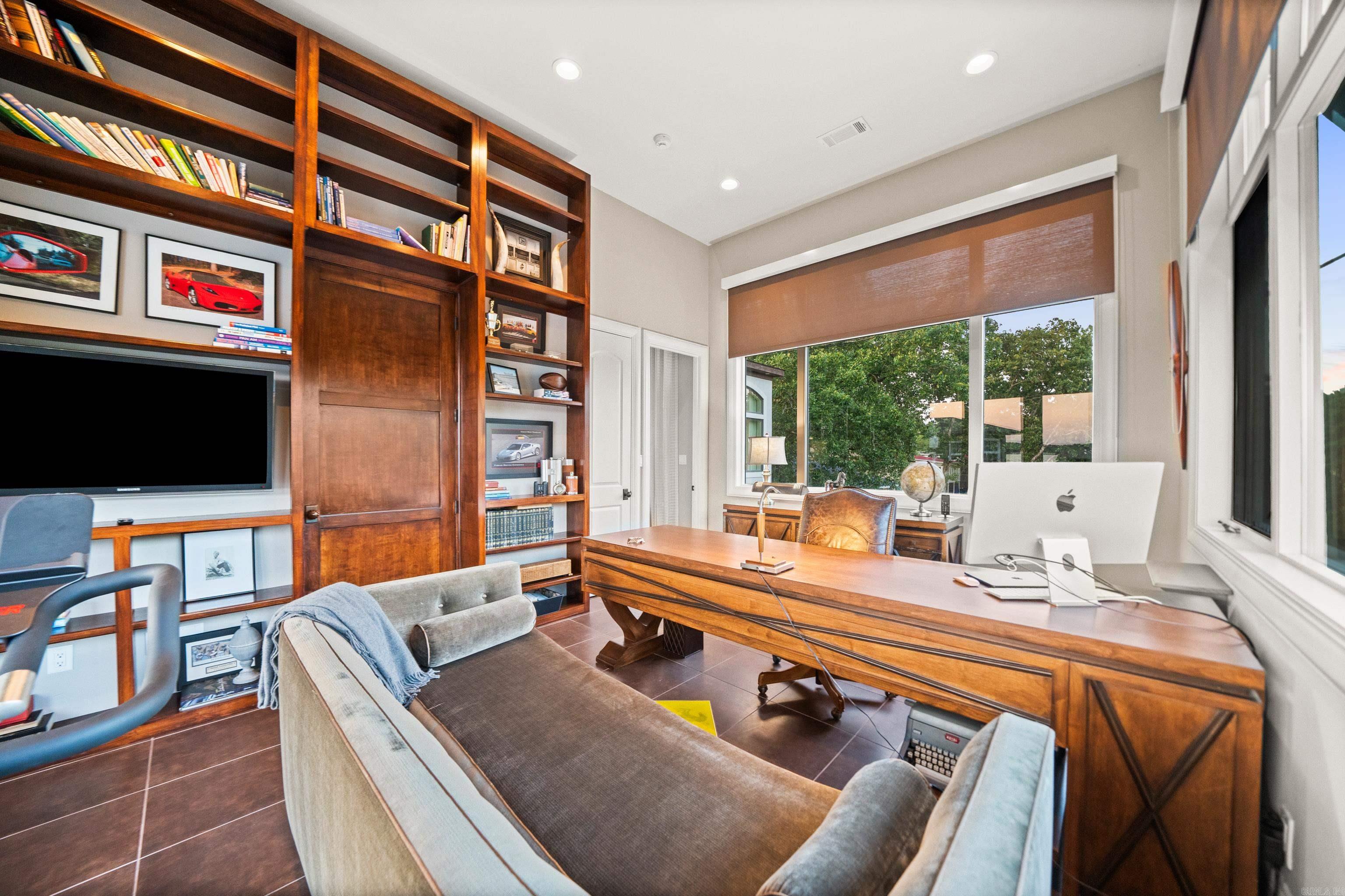 LAKEVIEW COURTS - Residential
