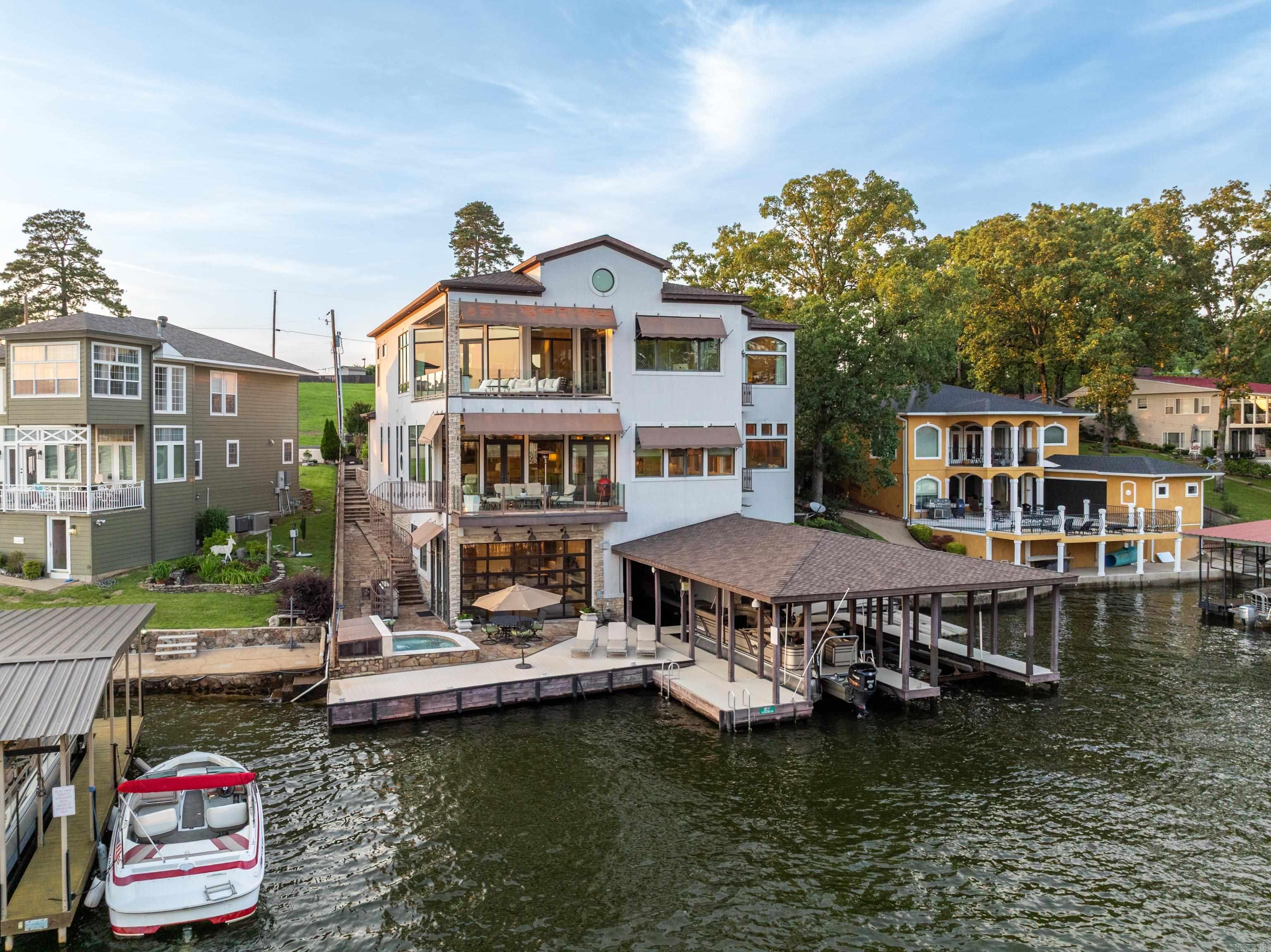 LAKEVIEW COURTS - Residential