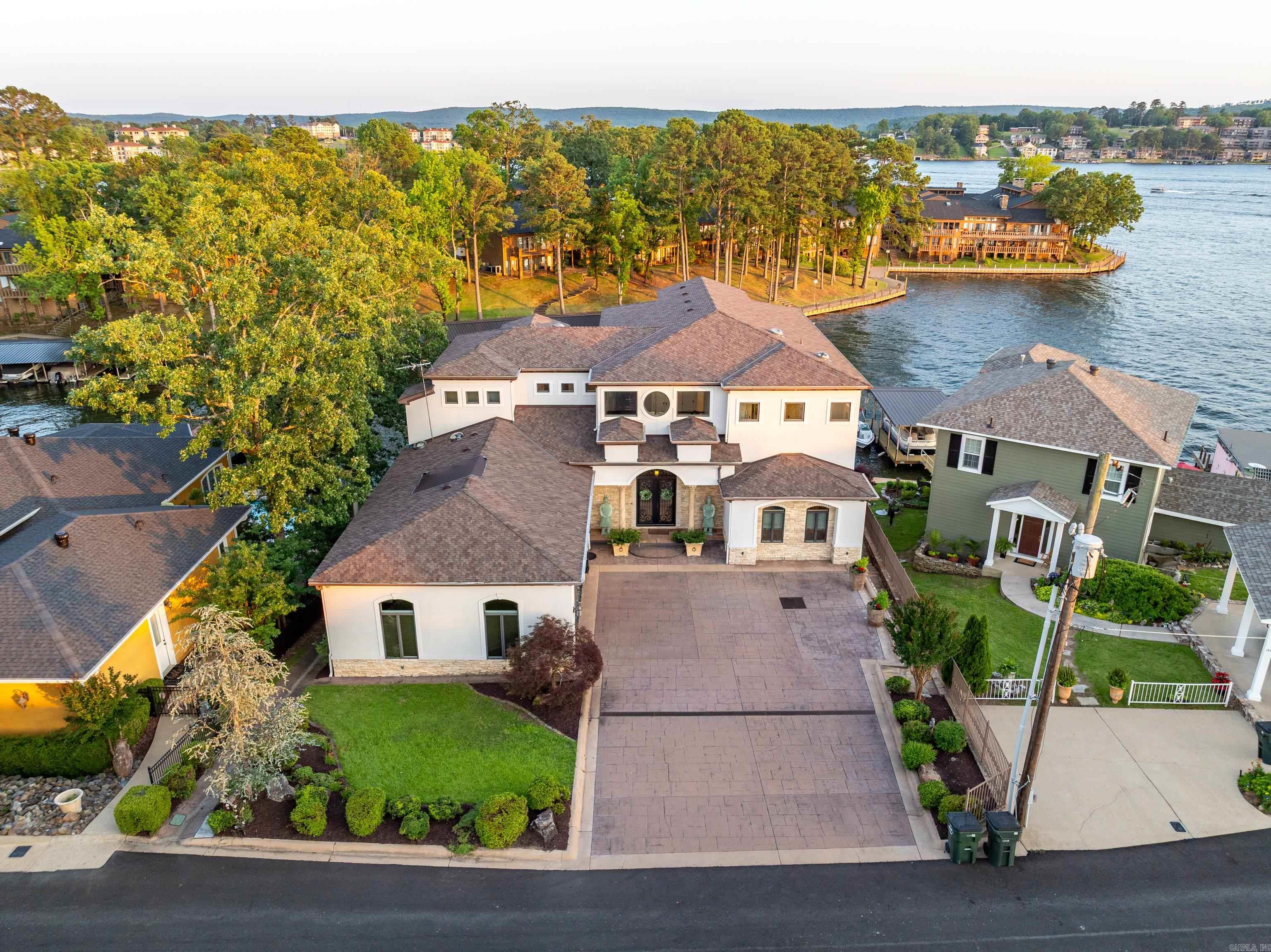 LAKEVIEW COURTS - Residential