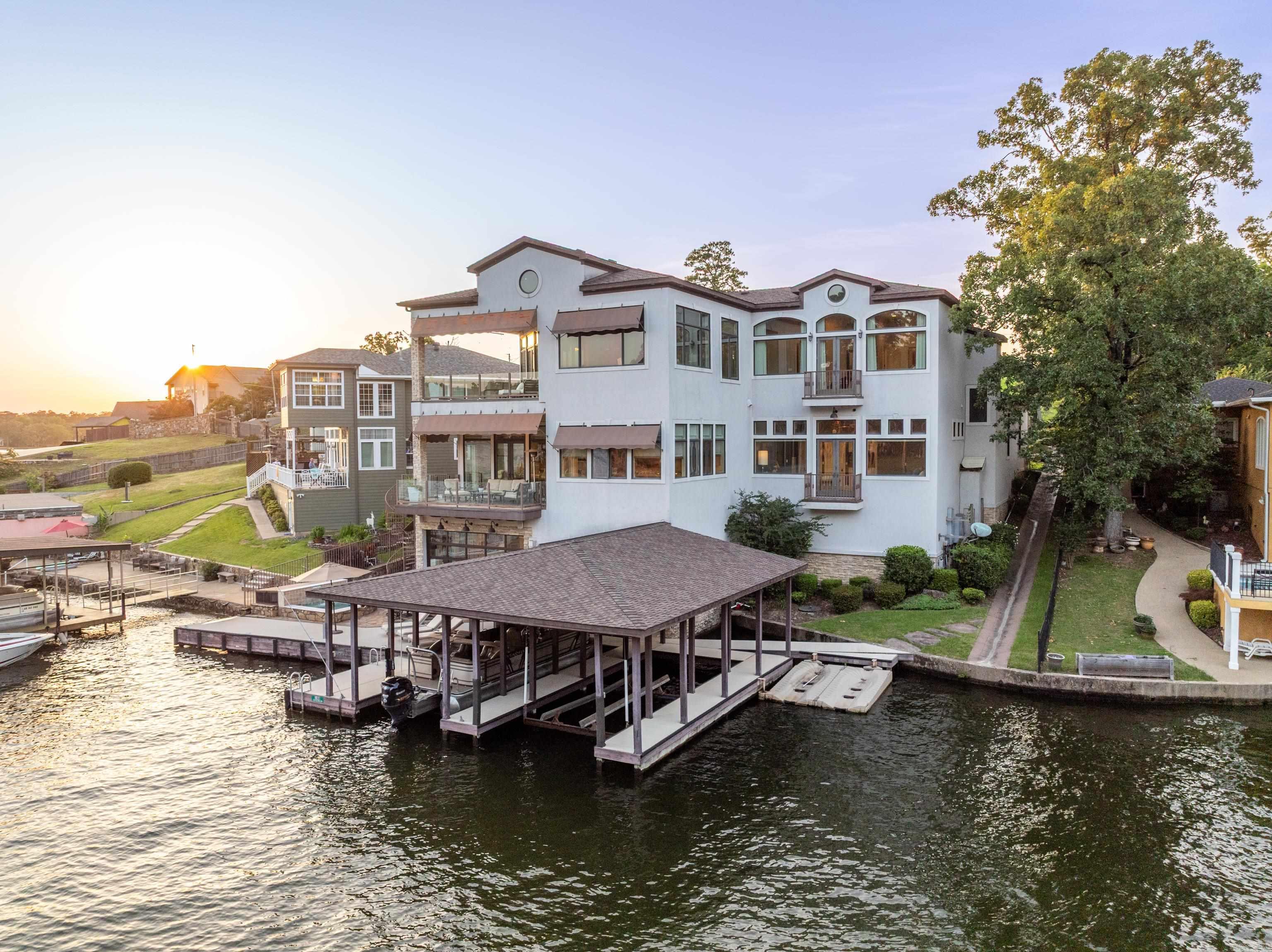 LAKEVIEW COURTS - Residential