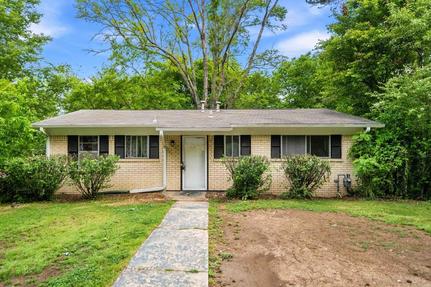 Check out this lovely affordable home in the heart of Hot Springs. The downstairs has been converted into an extra living area with another bed and bath & with a little TLC it could be as nice as the upstairs living space as well. The fenced yard offers privacy and lots of shade and the back deck is a nice addition to enjoy evenings grilling out with the family. Conveniently located just minutes from area hospitals, Hot Springs' finest shopping and restaurants this one is a must see!