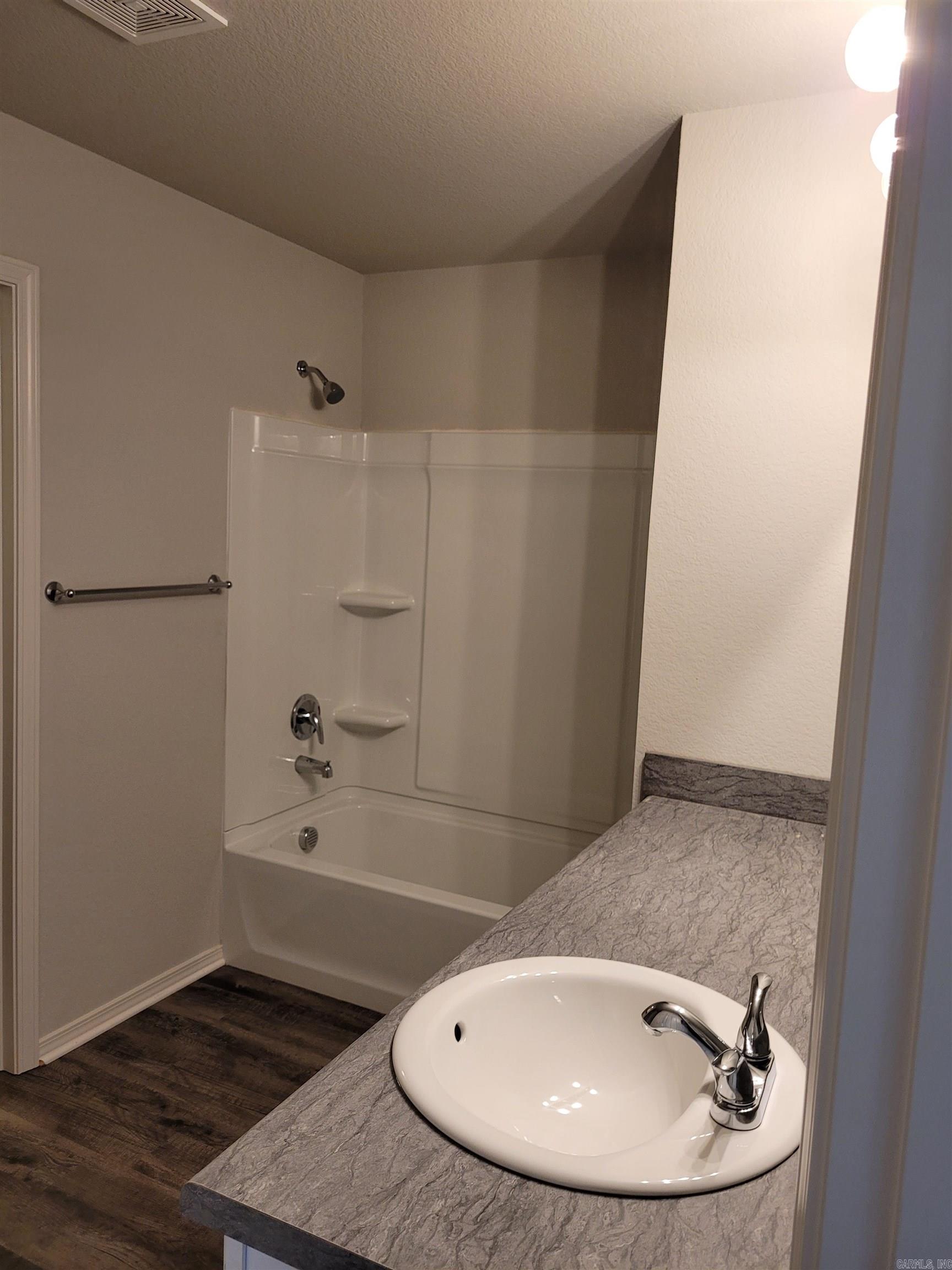 OAKLAND GROVE ESTATES - Residential Lease