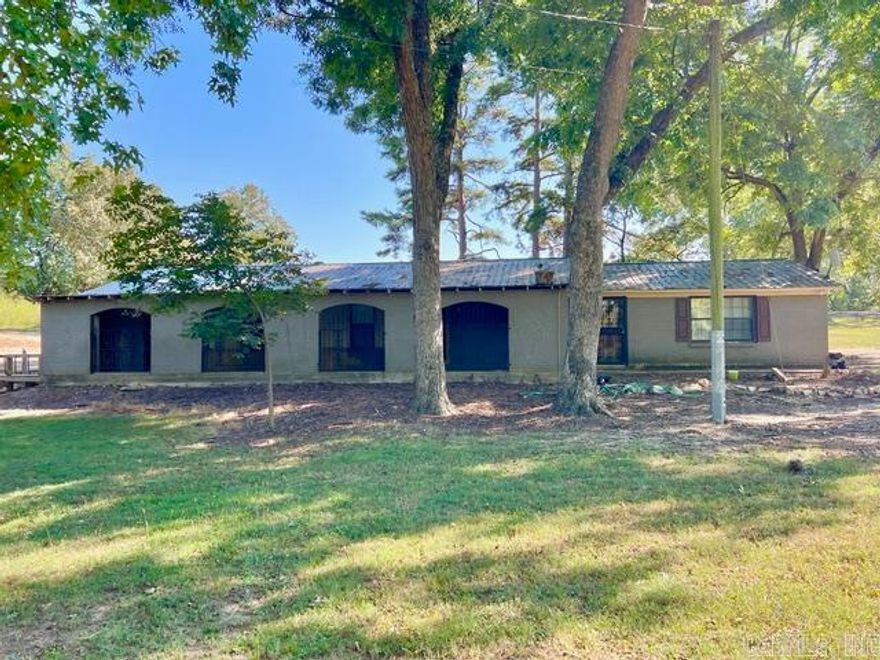 All-brick 3 bed, 2 bath home on 1.42 acres in Black Rock, AR! Features 1,801 sq ft, and a durable metal roof. The separate shop is perfect for hobbies or storage. Spacious layout with great natural light, plus plenty of outdoor room to roam or garden. Enjoy peaceful country living just a short drive from Jonesboro. Solid construction, quiet setting, and space to grow. Could be a great hunting lodge.