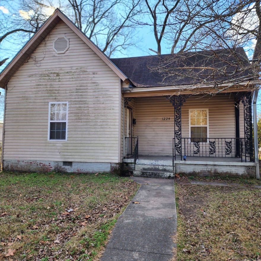 Investor's Opportunity. SOLD AS IS! Lot 5 & 6. This 2 bedroom, 1 bath home features a large kitchen, separate dining room and living area. House sits on a large corner lot with a large backyard which makes it great to add onto. The 0.07 acre lot parcel # 33N2520010300 that sits in the backyard alley is being sold with the parcel that the house sits on. New sewer line and all the pipes underneath the house was replaced in 2014. Roof replaced in 2012 and windows has been updated. This home has good bones, just needs a little TLC and would make an great investment property for rentals. Seller is motivated so call me and schedule your private showing today!! Parcel# 33N2520010400 and Parcel# 33N2520010300