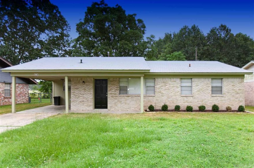 Move in ready 3bd /1ba home in North Little Rock ! Newly renovated through out , new flooring and paint ! New kitchen and appliances . Nice yard space . Close to shopping and dining !   Come check it out !