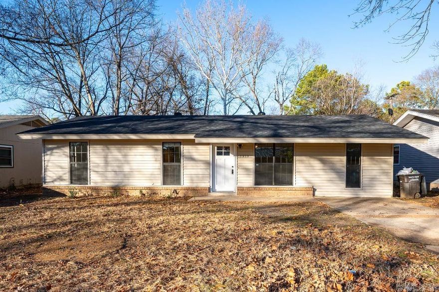 FANTASTIC 3 BED 2 BATH HOME. THIS HOME FEATURES FRESH NEUTRAL PAINT, NEW FLOORING, AND MUCH MORE. SUPER CLEAN AND MOVE IN READY