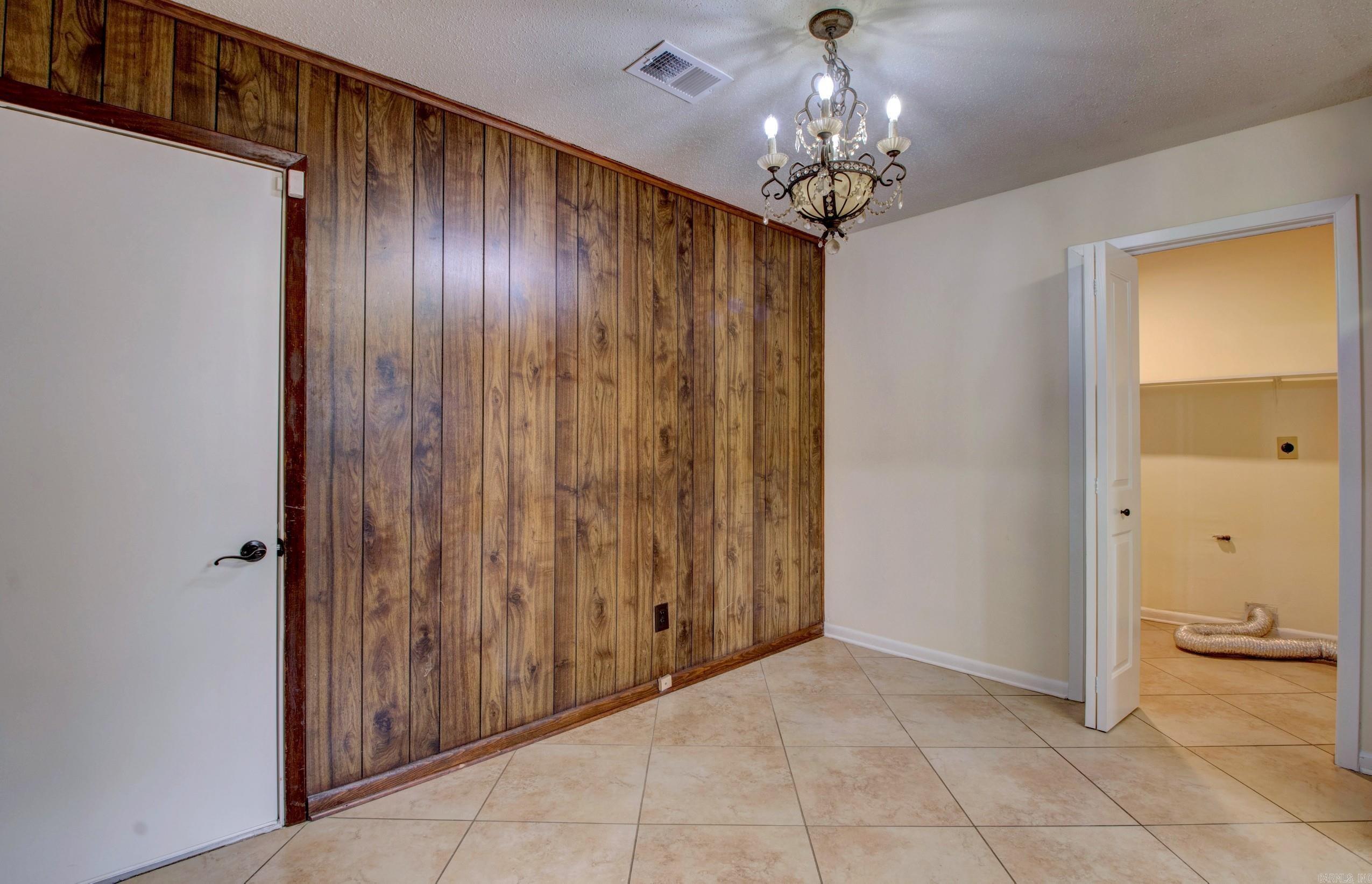 TWIN LAKES - Residential