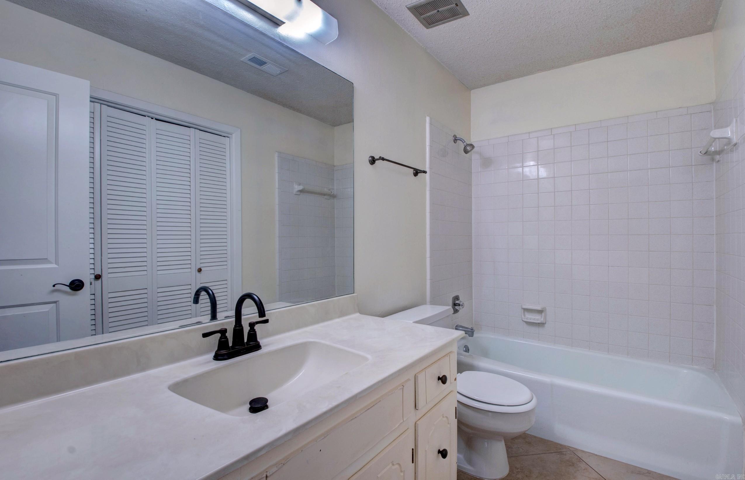 TWIN LAKES - Residential