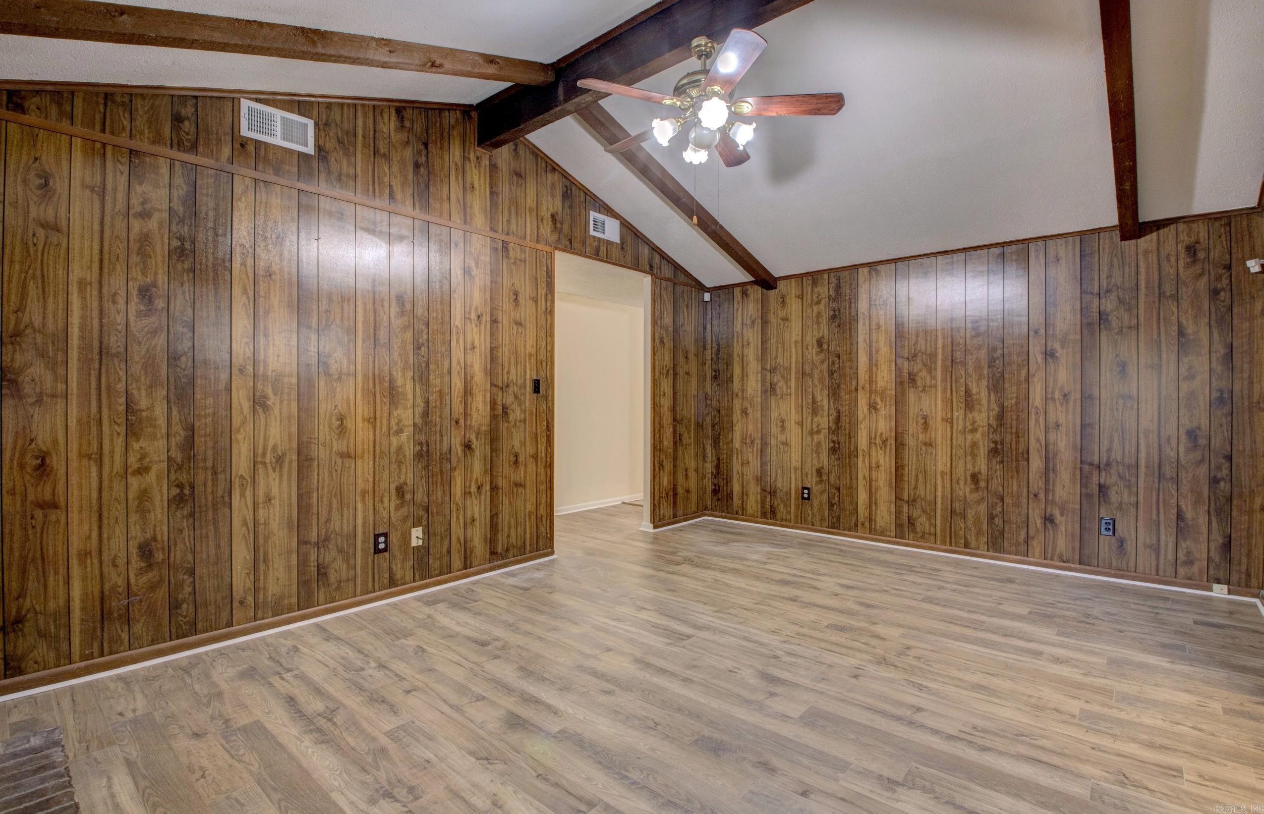 TWIN LAKES - Residential