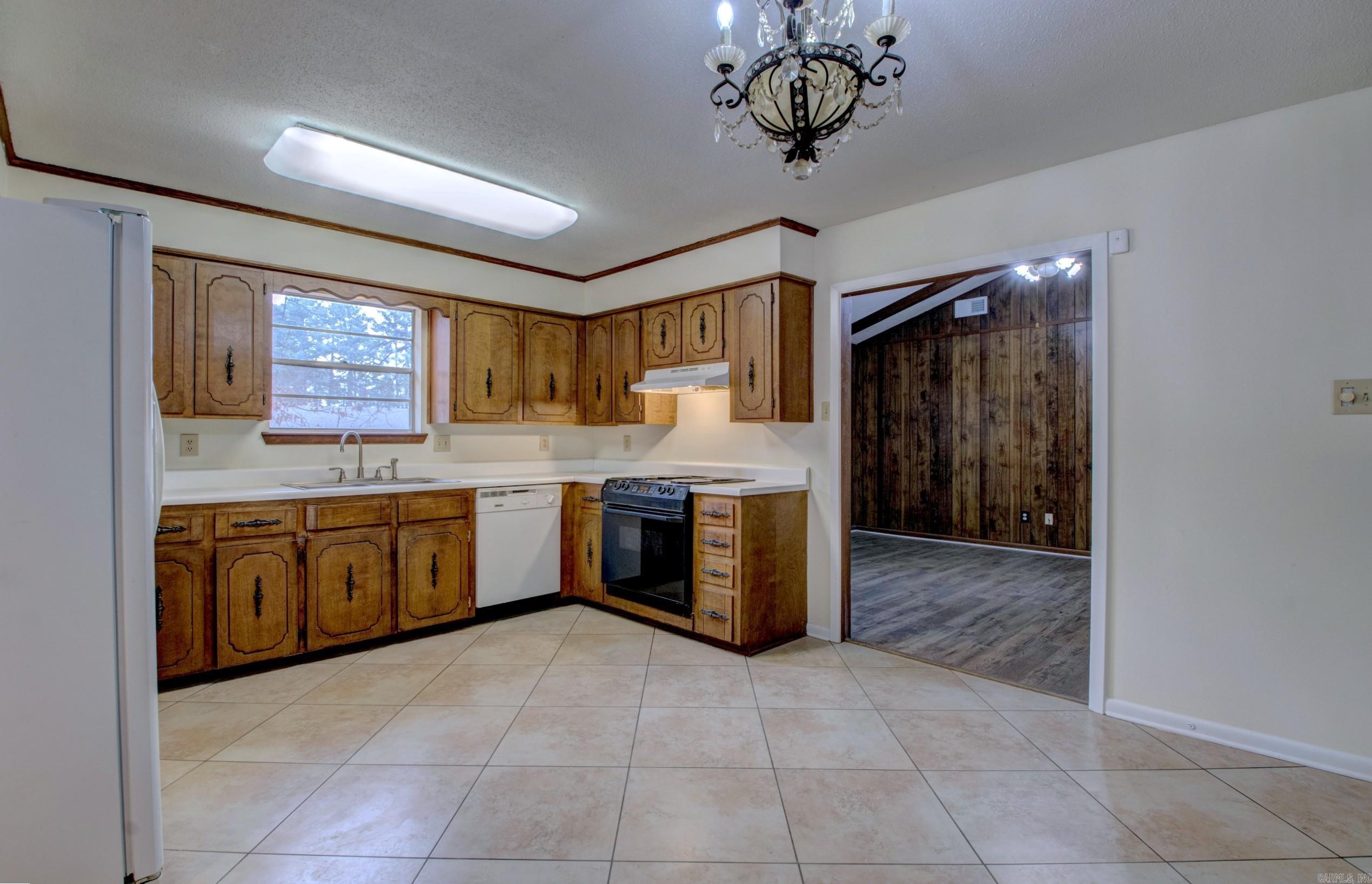 TWIN LAKES - Residential