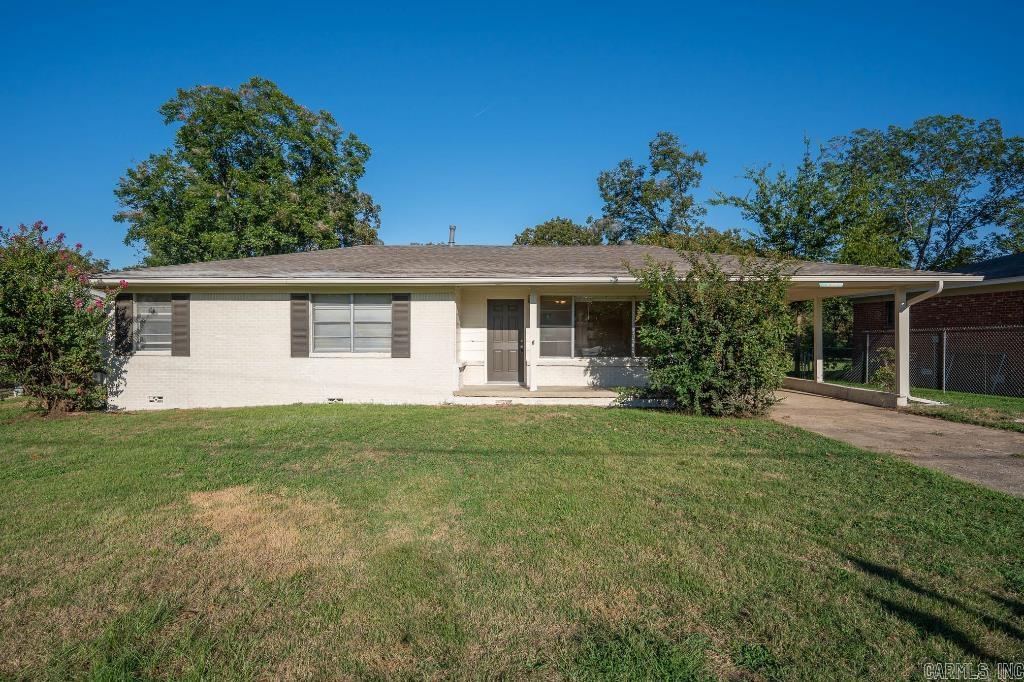 FANTASTIC 3 BED 2 BATH HOME. THIS HOME FEATURES FRESH PAINT, NEW CARPET, NEW LVT, AND MUCH MORE. SUPER CLEAN AND MOVE IN READY