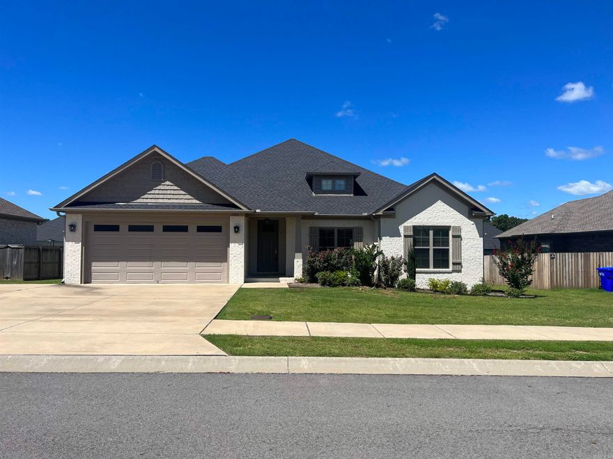 4 BEDROOM 2 1/2 BATH HOME IN SALEM WOODS SUBDIVISION. BEAUTIFUL KITCHEN WITH CUSTOM CABINETS AND GRANITE COUNTERTOPS. MASTER BEDROOM IS SEPERATE FROM GUEST ROOMS. GUEST BATH HAS DOUBLE SINKS.  GREAT OPEN FLOOR PLAN. DON'T MISS THIS BEAUTIFUL HOME!