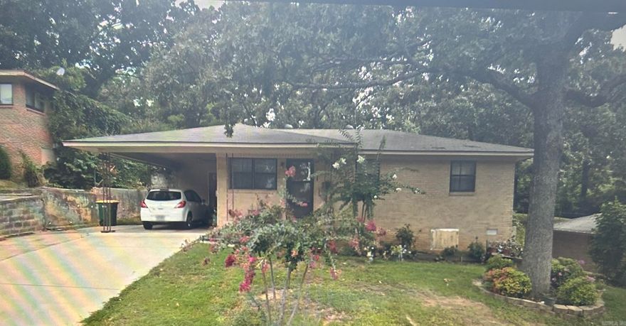 Check out this adorable 3 bedroom/1 bath minutes away from the military base, local restaurants, and shopping!   *Requirements for applicants: Household makes 3x month rent, Good credit and background checks, Good Rental verification*