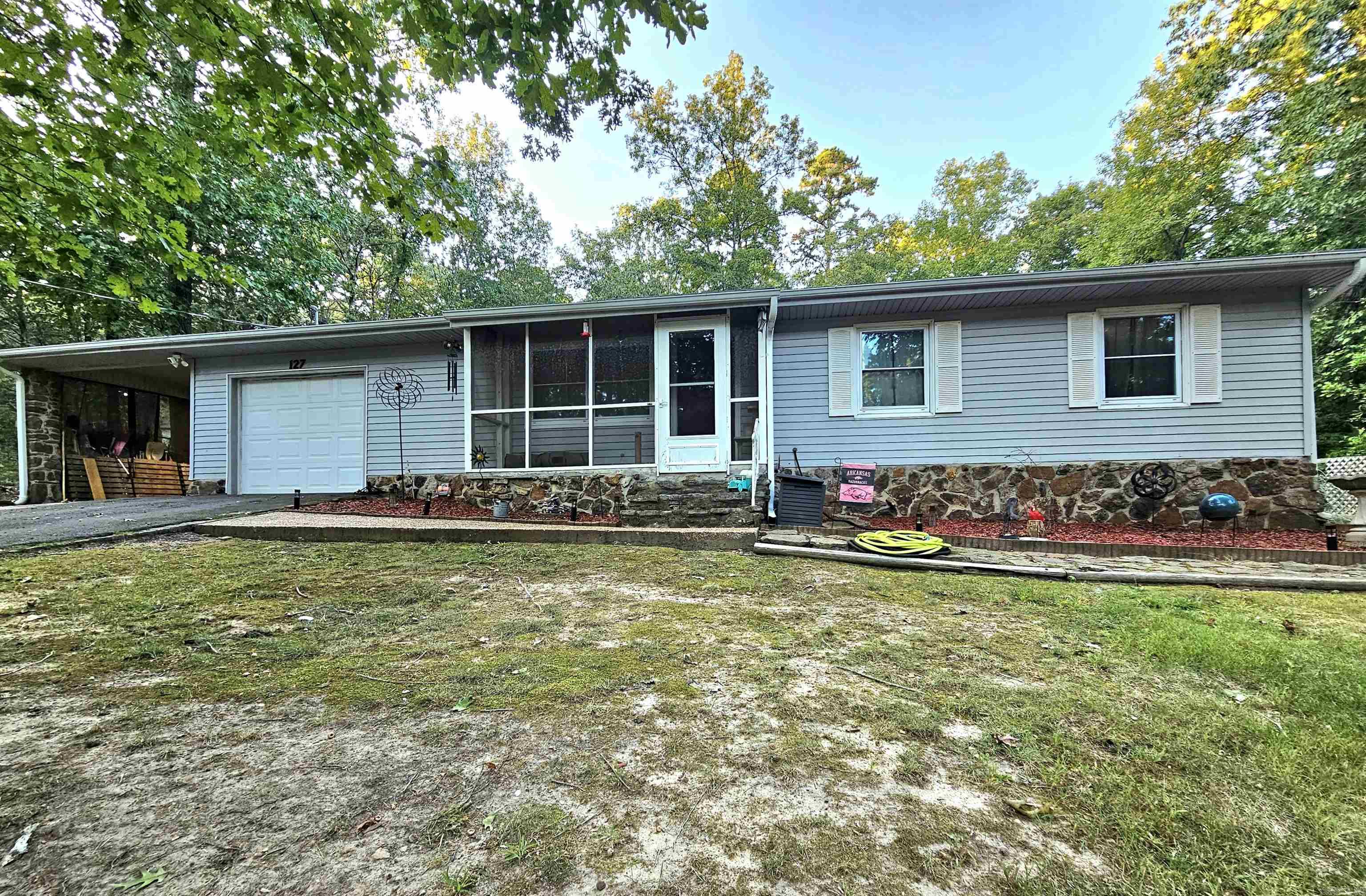 This 3-bedroom, 2-bath home with a den—perfect as a potential 4th bedroom—sits on 1.40 acres in an ideal location. Nestled in a quiet cul-de-sac, it's just half a mile from the Hamilton Hills boat ramp, located in the cove to the right of the cliffs. This home boasts numerous updates, including a Rheem Gladiator Smart hot water heater (2023), a new roof (2019), gutters (2021), a Bryant 3-ton HVAC system (2024), and a KitchenAid dishwasher (2024). Additional features include Ring Security and double-hung energy-efficient windows. This house is a must-see!