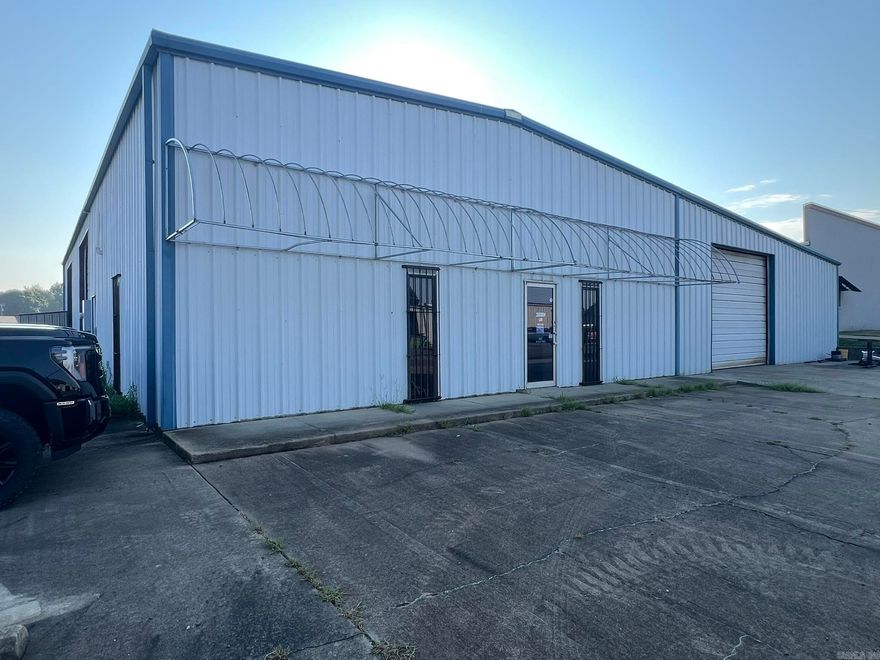 COMMERCIAL REAL ESTATE AUCTION! FRI, OCT 3, 9AM -  Blackmon Auctions and Thomas Blackmon Realty will auction this this super well-maintained machine shop and additional adjoining 0.25± acre lot. This property offers a unique opportunity for entrepreneurs or investors seeking a move-in-ready industrial space with a strong local reputation.  Property Highlights: • Current Use: Machine shop specializing in precision machining • Size & Layout: 7,200 sqft. functional workspace designed for efficiency and quick turnaround • Accessibility: Convenient location with easy access to local roads and amenities • Three offices • Two bathrooms • Storage mezzanine • Metal roof • Three phase power • 0.46± acre lot • Built: 1996 • Est. Taxes: $2,139.00 • Additional lot being offered: 0.25± acres – unimproved – Parcel No. 004-03328-004  Location Benefits: • Situated in a professional corridor • Minutes from downtown Beebe and major highways  This opportunity is a perfect location to repurpose the space for your own venture offering flexibility, visibility, and a solid foundation for success.  Contact agent for AUCTION TERMS. BIDDING AVAILABLE LIVE ONSITE AND ONLINE.