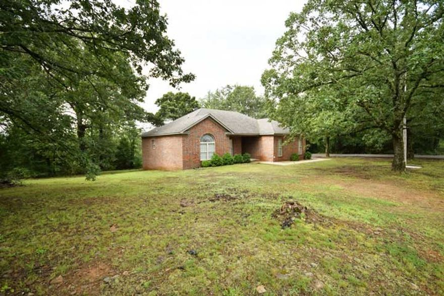 Home in great area in Greenbrier school district. Cute 3 bedroom, 2 bath home on a peaceful 1.04 acres,  Paved streets and driveway. Great eat-in kitchen with, large closet in master bedroom. Wonderful home for first-time buyer. Seller is offering Home Warranty!!!!!!!