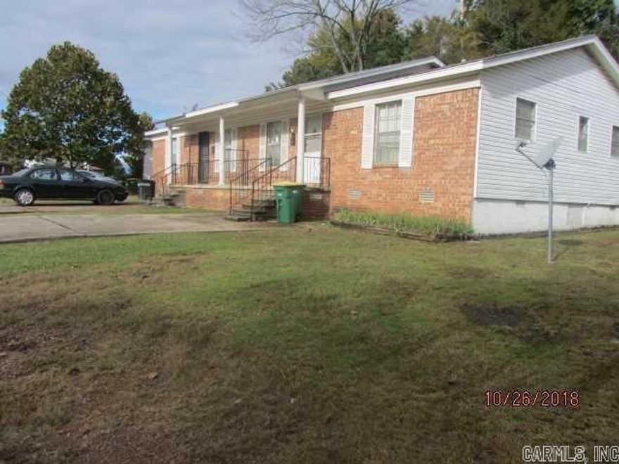 2BD duplex in North Little Rock close to Burns Park and convenient interstate access. A lot of updates on both sides including new floorings and updated bathroom in one of the units.  Both units are tenant occupied, 24-hour notice for all showings. text Jody to set up your showing.