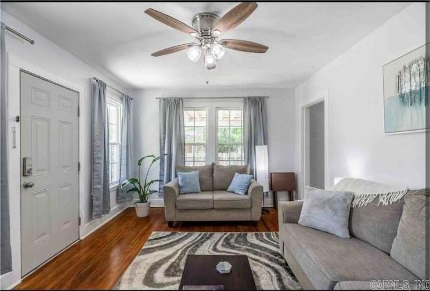 Beautiful 3 bedroom 1 bathroom home with a 55 inch Smart TV in the living room right by the hospitals and beloved Hillcrest area!  St. Vincent .6 mi UAMS 1.6 mi Baptist Health 3.6 mi Children’s Hospital 3.9 mi