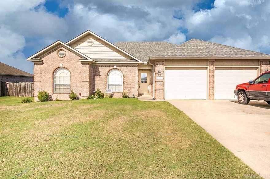 This home features a great layout with a new roof 2022, new AC in 2020, and seller is offering a $5000 flooring allowance!  Enjoy entertaining family and friends in the large living area featuring a tray ceiling and corner gas fireplace.  The kitchen has stained cabinets, plenty of counterspace, a pantry and a breakfast bar.  You'll love the Master suite with double vanities, jetted tub, walk in shower, and a great walk in closet.  Split bedroom plan too!