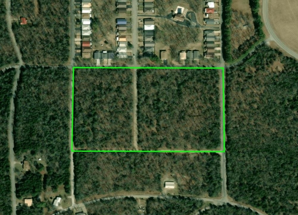Prime 13 +/- acre property in Horseshoe Bend, AR! Ideal for a private residence or future development, this versatile land is just minutes from downtown and approximetly 2 miles from Crown Lake and other scenic waterways. Currently zoned residential, it may have commercial potential with city approval. A sewer line and pump station are already in place, with expansion possibilities for larger projects. Horseshoe Bend is a growing city prime for development, making this a fantastic investment opportunity. Whether you’re looking to build, develop, or invest, this property is full of potential—and it’s priced to sell fast! Don’t miss out!
