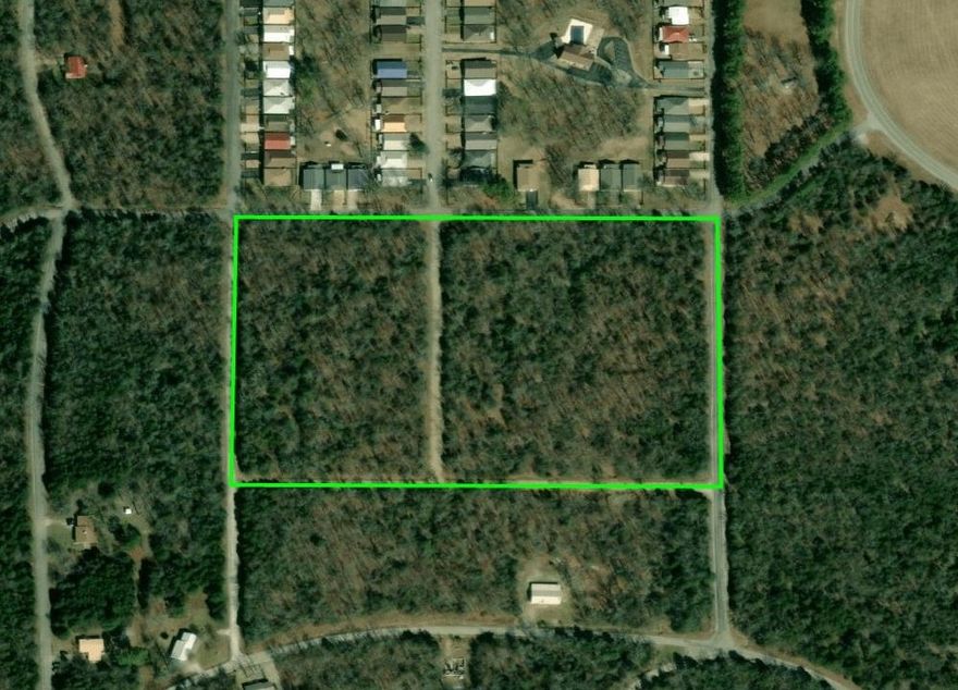Prime 13 +/- acre property in Horseshoe Bend, AR! Ideal for a private residence or future development, this versatile land is just minutes from downtown and approximetly 2 miles from Crown Lake and other scenic waterways. Currently zoned residential, it may have commercial potential with city approval. A sewer line and pump station are already in place, with expansion possibilities for larger projects. Horseshoe Bend is a growing city prime for development, making this a fantastic investment opportunity. Whether you’re looking to build, develop, or invest, this property is full of potential—and it’s priced to sell fast! Don’t miss out!