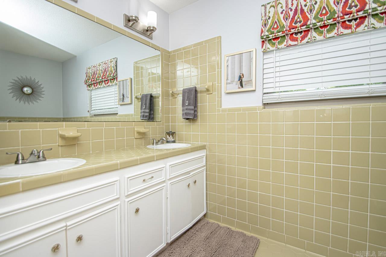 Leawood Manor 1st - Residential